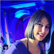 Laureta in scienze biologiche, impartisce lezioni in discipline scientifiche ad alunni di scuole medie e superiori